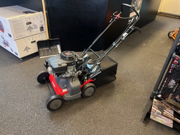 Lazer XEUSweepy borstelmachine voor kunstgras